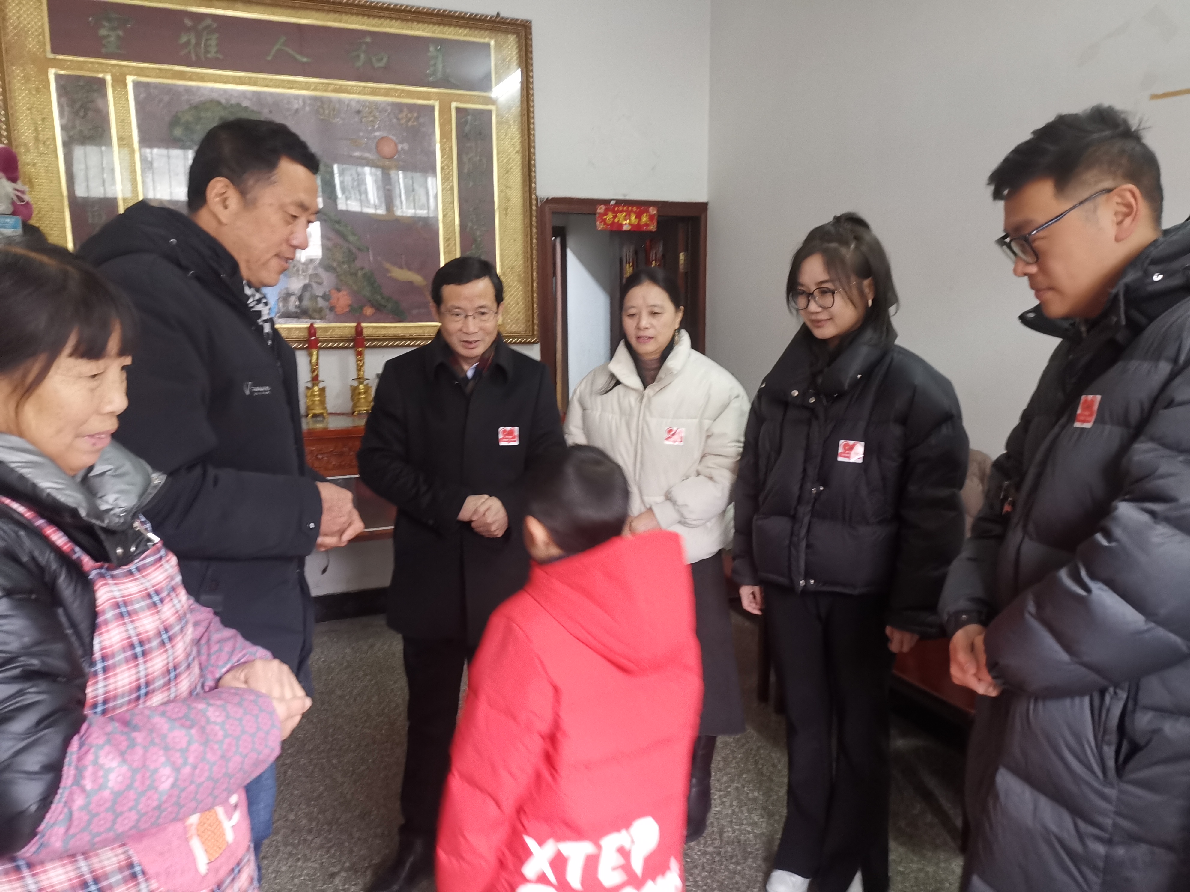 寒冬慰問送溫暖 春節孤兒暖心田